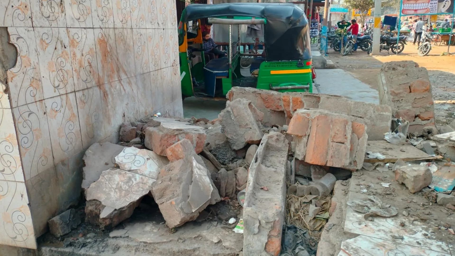 Seeing The Dirt And Broken Toilets In Shaheed Park, People Got Angry And Accused The Municipality Of Negligence.