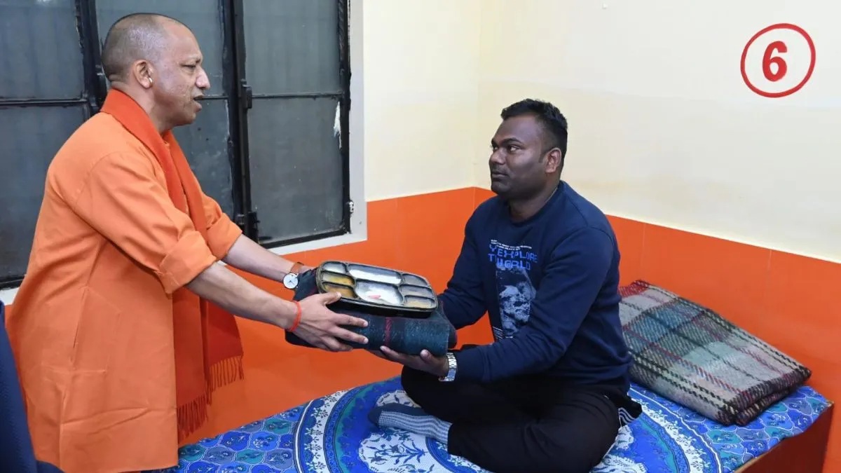 CM Yogi Inspected Two Night Shelters In Gorakhpur, Distributed Blankets And Food Among The Needy.