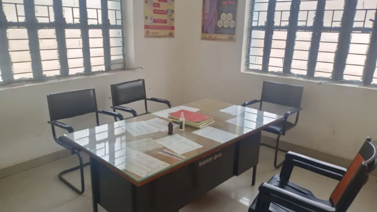 Bihar Hospital: Health System Of CHC Is Lagging In Cold, Doctors Are Not Arriving On Time.