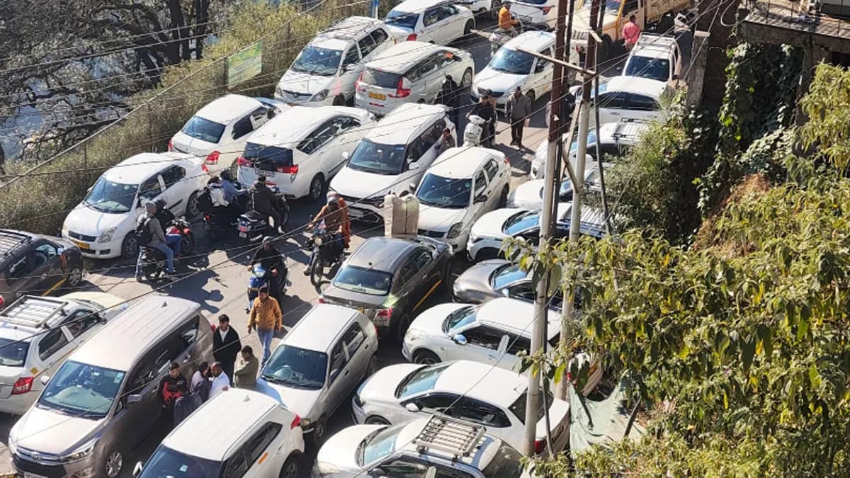 Mussoorie-Dehradun Highway Jam On Weekend, Long Queue Of Vehicles; Tourists Worried