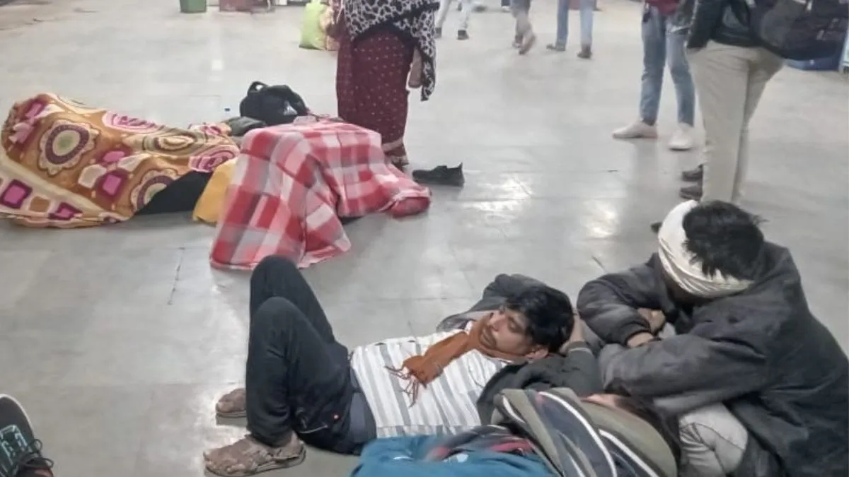 Gonda: Trains Got Delayed Due To Fog, Passengers Kept Waiting For Hours At The Station; Had To Face A Lot Of Trouble