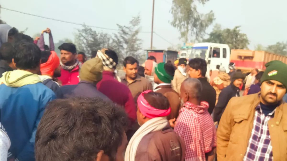 In Saran, A Young Man Was Murdered By Slitting His Neck, Dead Body Found On The Railway Track; Angry Villagers Blocked The Road