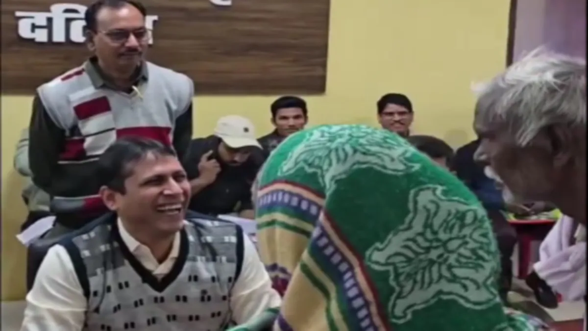 'Introduce Me To Sir...!' — Old Man Could Not Recognize The Simple Collector, Heart Touching Video Of Datia Collectorate Goes Viral