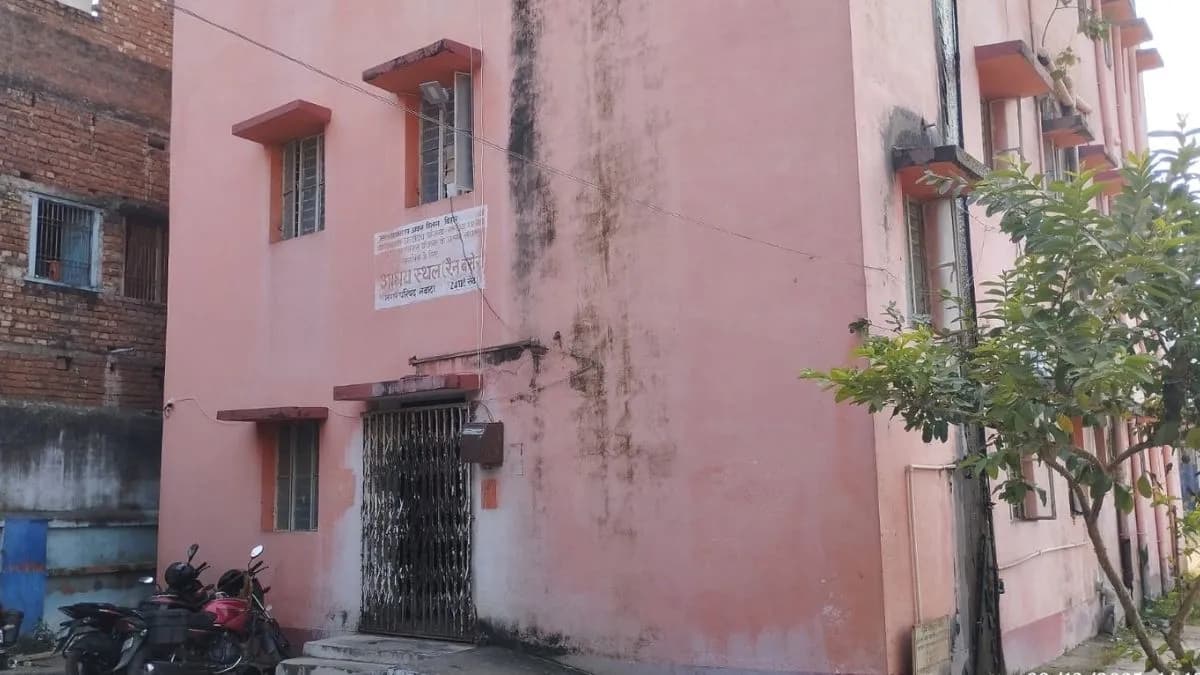 Nawada News: Shelter For The Destitute Became The Hideout Of Ambulance Drivers, Workers Taking Support Of Trees, Plants And Walls