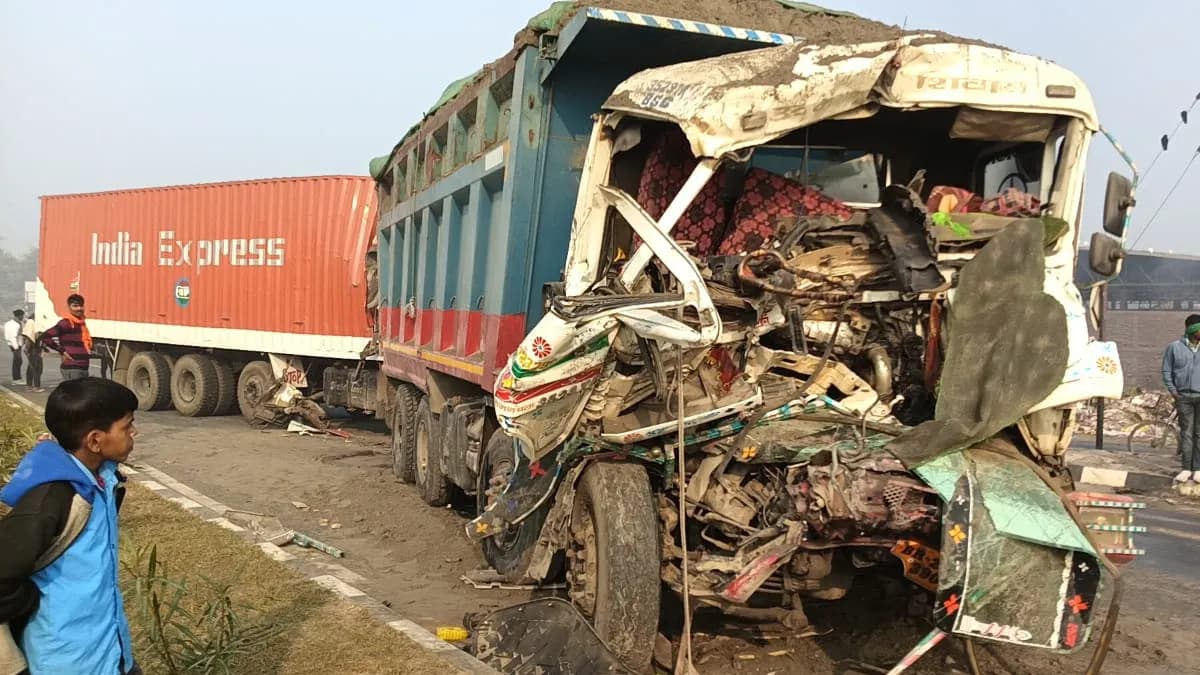 Dense Fog Wreaks Havoc On Mokama Four Lane, Three Injured In Horrific Collision Between Three Heavy Vehicles
