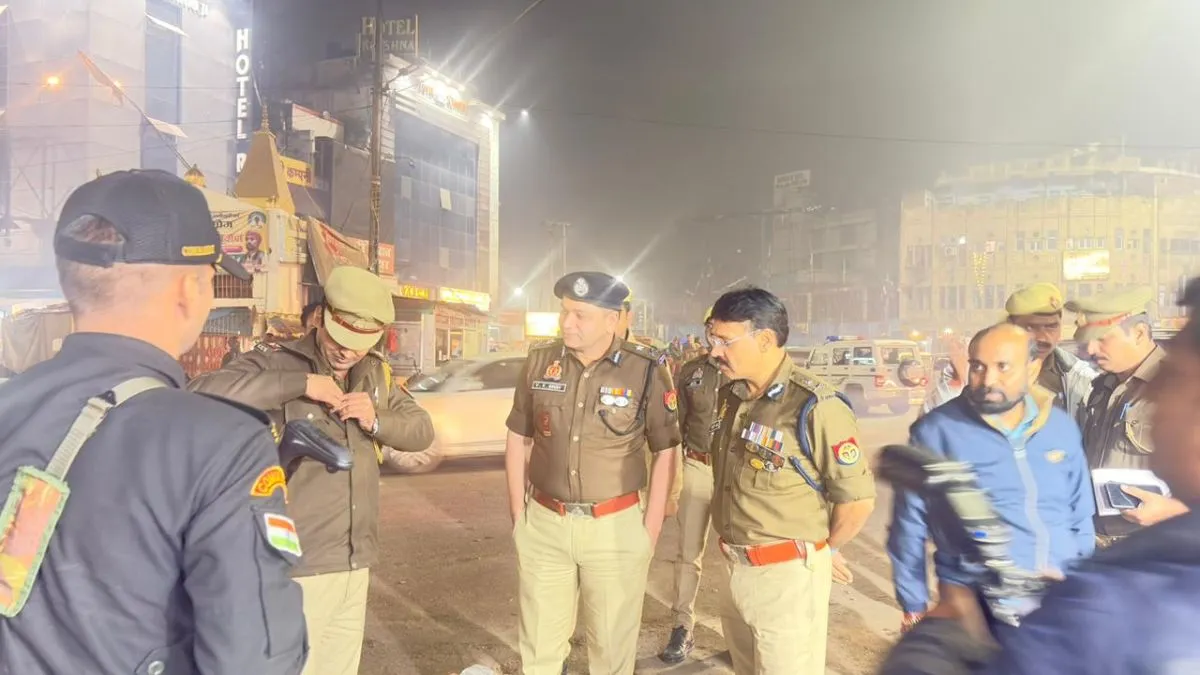 In Kanpur, The Police Commissioner Caught 52 People Drinking Near 30 Liquor Shops Late Night, Released Them After Giving A Warning.