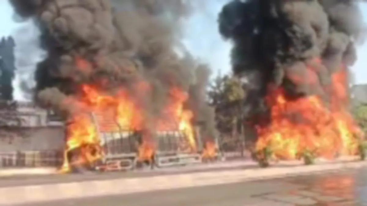 Indore: A Massive Fire Broke Out In A Truck Filled With Chemicals On The Agra-Mumbai Four Lane, A Truck Parked Nearby Also Got Burnt, There Was A Long Traffic Jam.