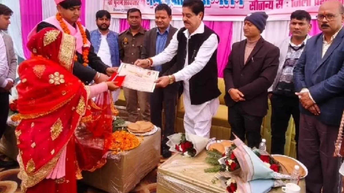 92 Couples From Rasoolabad-Jhinjhak Block Held Hands In The Chief Minister's Mass Marriage Scheme.