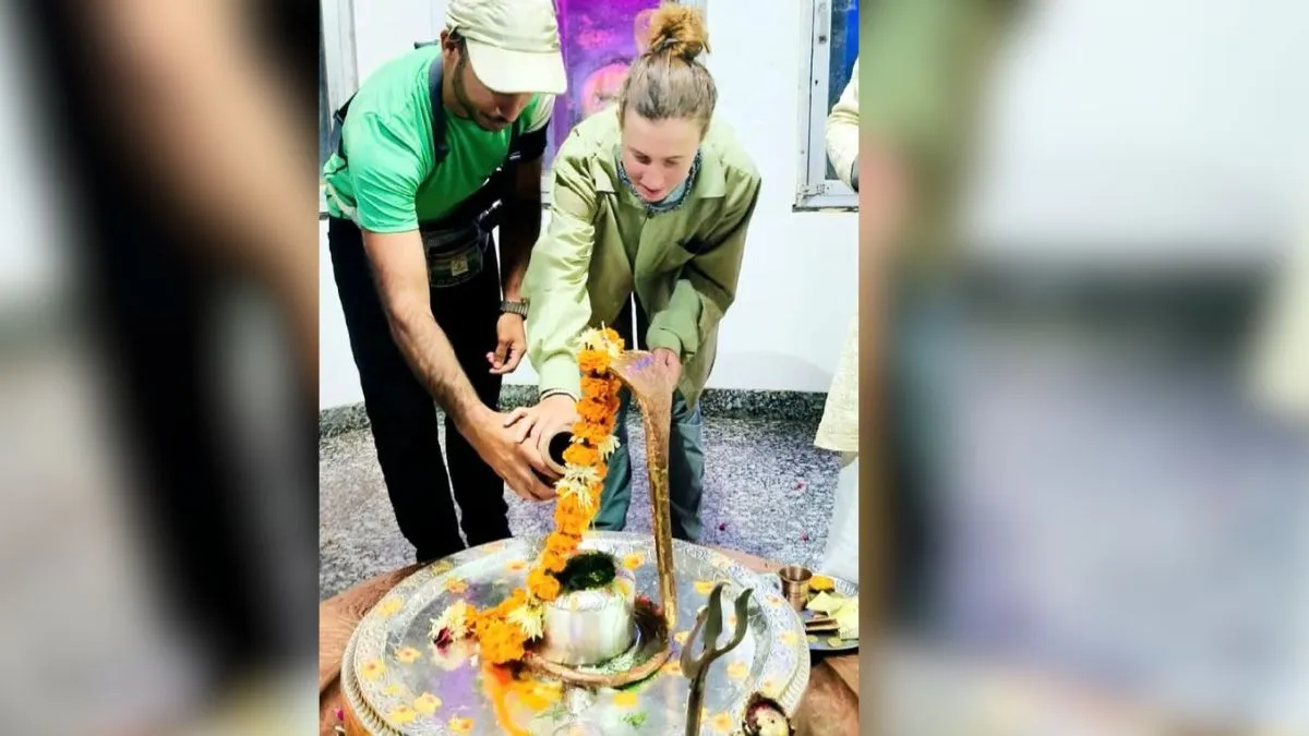 Italian Couple Elam And Alice Perform Jalabhishek At Dharamgarh Baba Temple In Rasoolabad