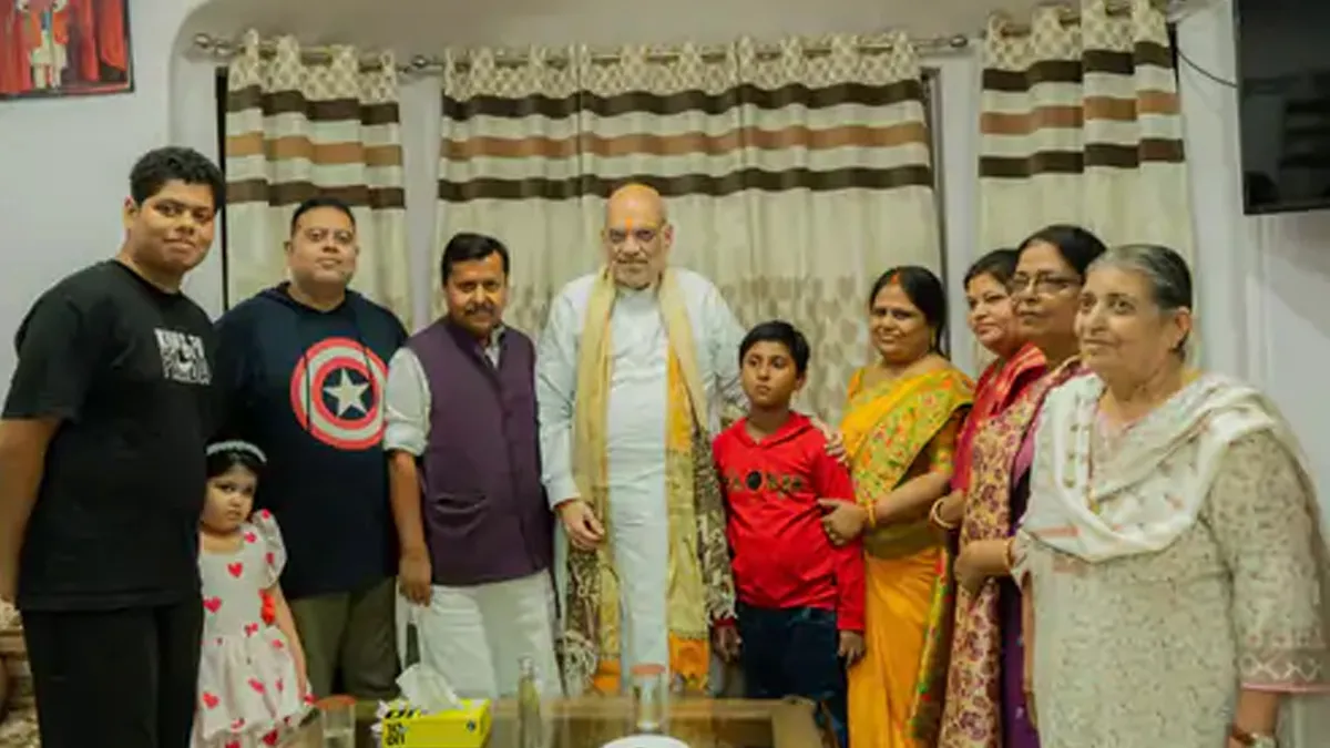 Nitin Likes Shah, Wife Prefers Modi: A Story From Struggle To Power, Where There Is Politics And Family Too.