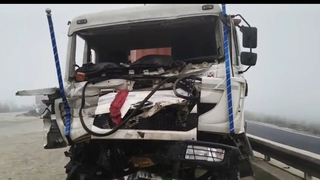 Vehicles Went Out Of Control On Varanasi-Gorakhpur Four Lane In Fog, Two Drivers Died