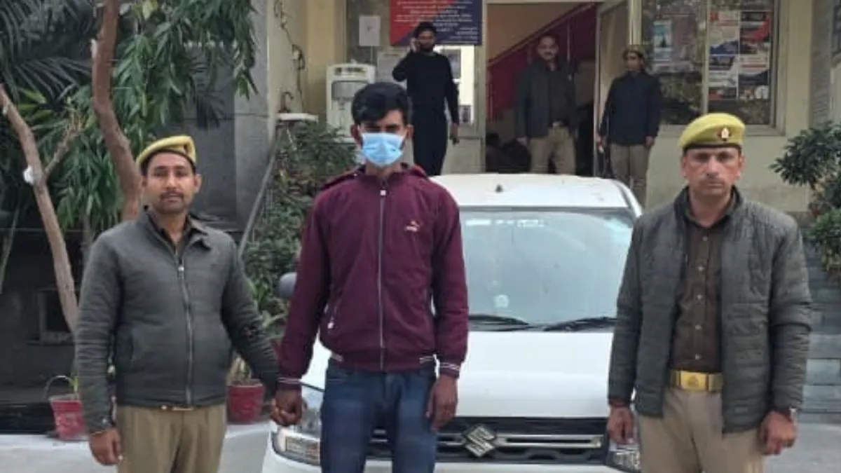 In Noida, The Driver Misbehaved With The Girl Student For Protesting Against Taking Her On The Wrong Route, She Saved Her Life By Jumping Out Of The Moving Cab.