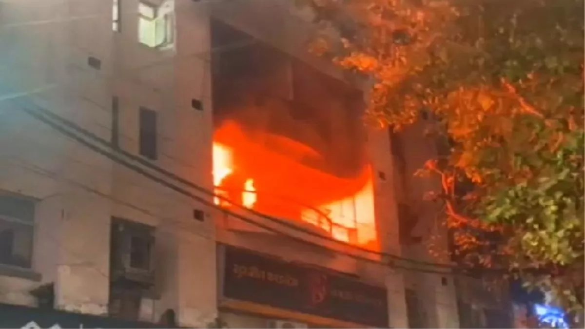 Fire Broke Out In Beauty Parlor Located In Sigra Area Of Varanasi, People Trapped In The Building.